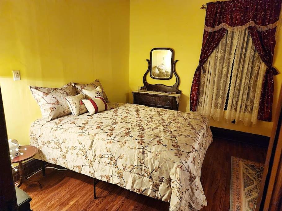 Cozy Victorian W/4-car Garage! Apartment Omaha
