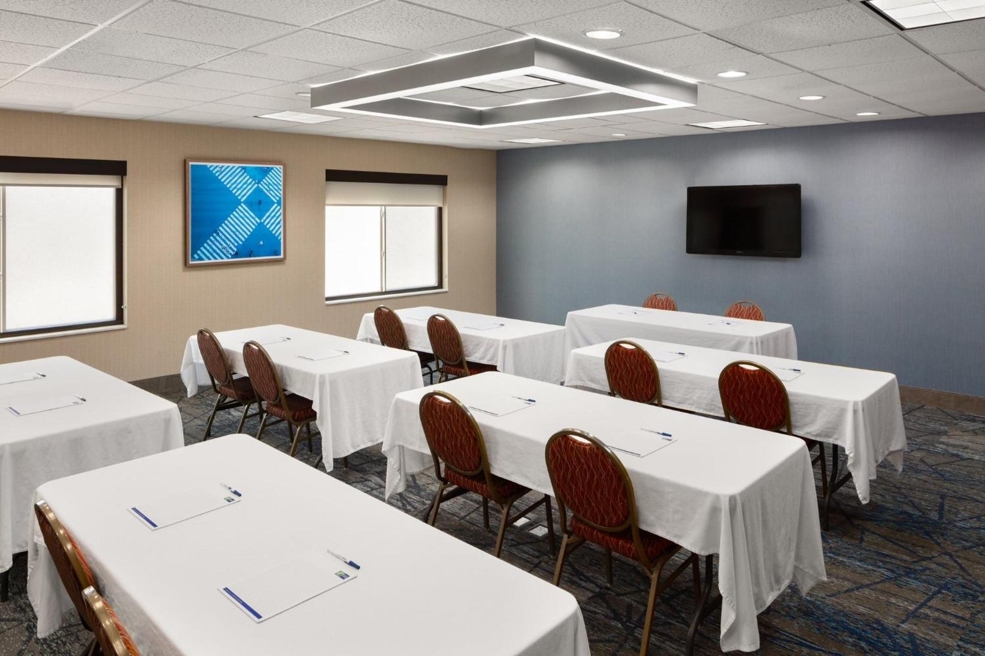 Express & Cherry Hills By Ihg Hotel Omaha
