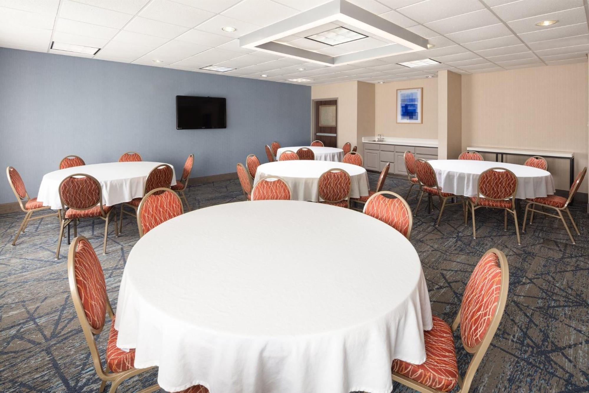 Express & Cherry Hills By Ihg Hotel