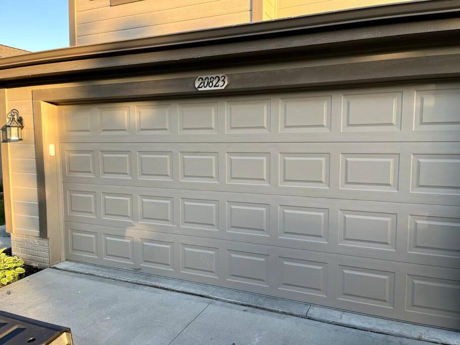 Cheerful 3 Bd With Easy Access To Interstate! *