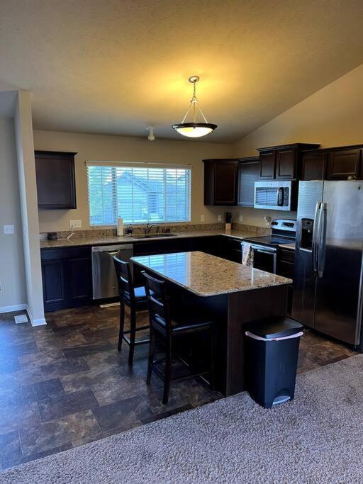 Cheerful 3 Bd With Easy Access To Interstate!