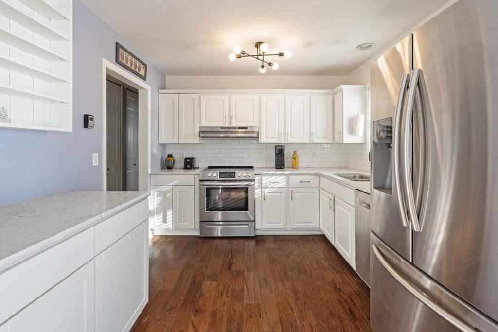 Elm. Peaceful Pet Friendly Home. No Pet Fee! Holiday home Omaha