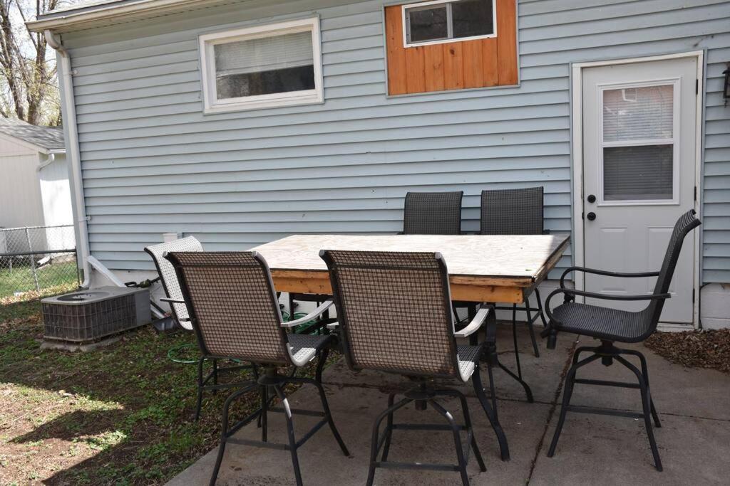 Benson. Cozy Pet Friendly Living. No Pet Fees. Holiday home Omaha