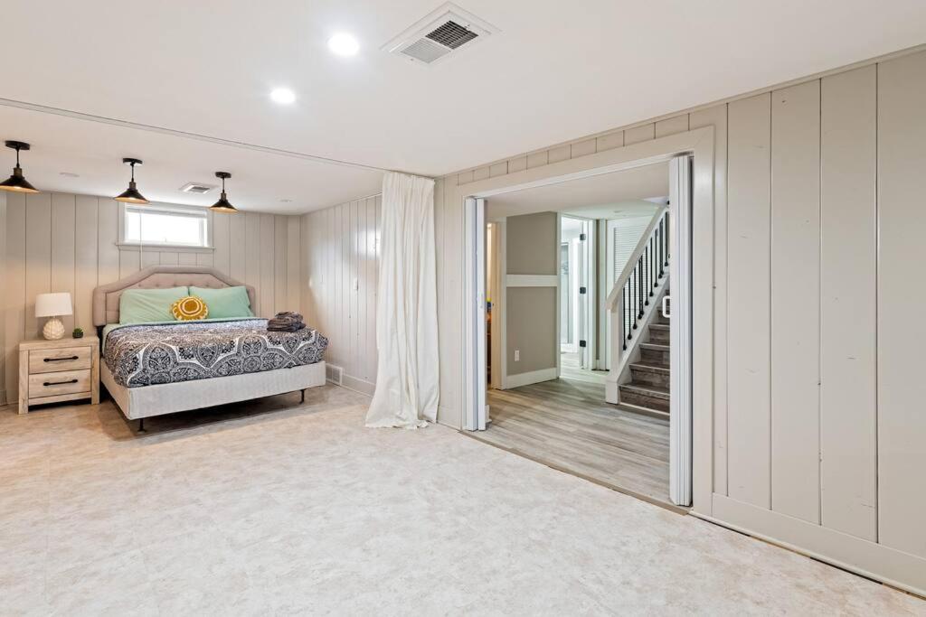 Benson. Cozy Pet Friendly Living. No Pet Fees. Omaha
