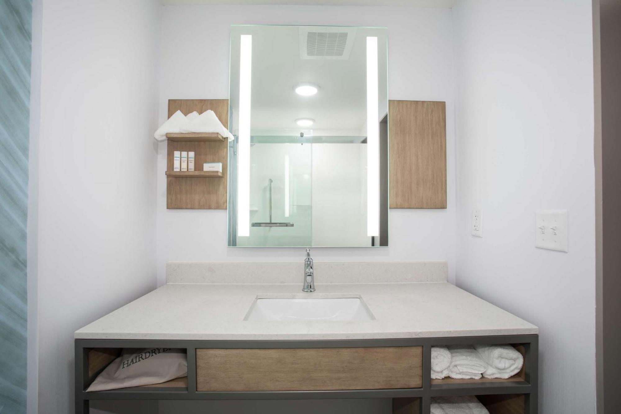 Hilton Garden Aksarben Village Hotel 3*