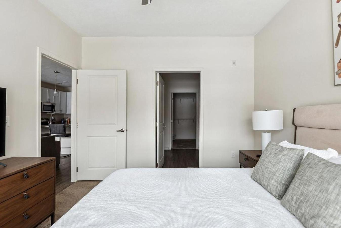 Apartment Landing Modern With Amazing Amenities *