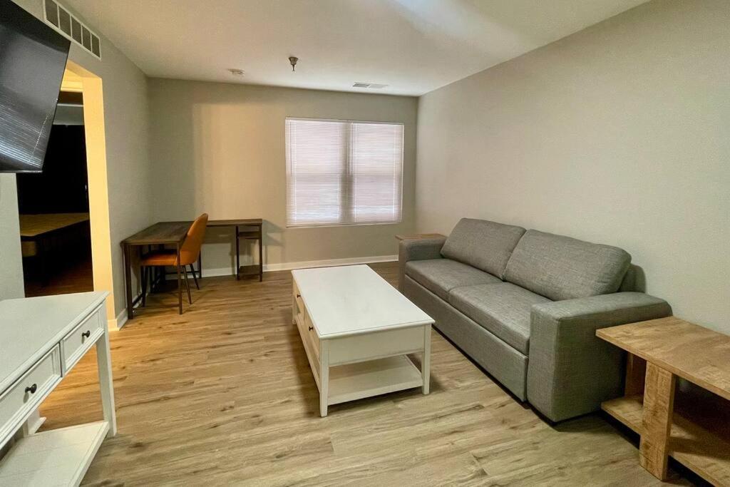 Aksarben Gem- Wfh Corner Desk & Minutes From I-80 * Omaha