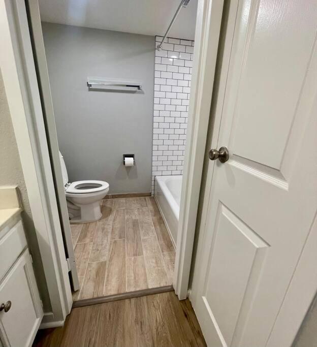 Aksarben Gem- Wfh Corner Desk & Minutes From I-80