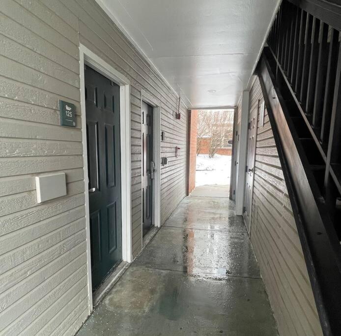 Aksarben Gem- Wfh Corner Desk & Minutes From I-80 * Omaha