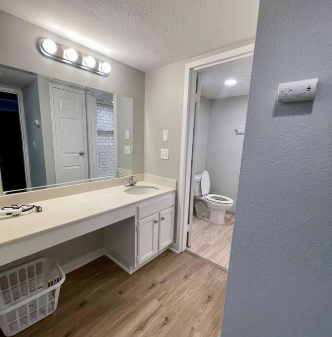 Aksarben Gem- Wfh Corner Desk & Minutes From I-80 Apartment *