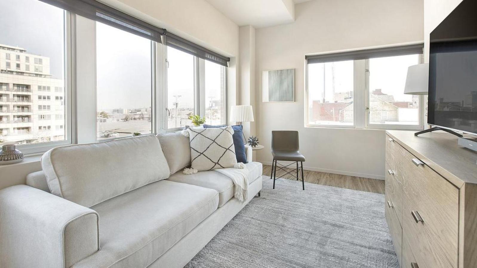 Apartment Landing Modern With Amazing Amenities *