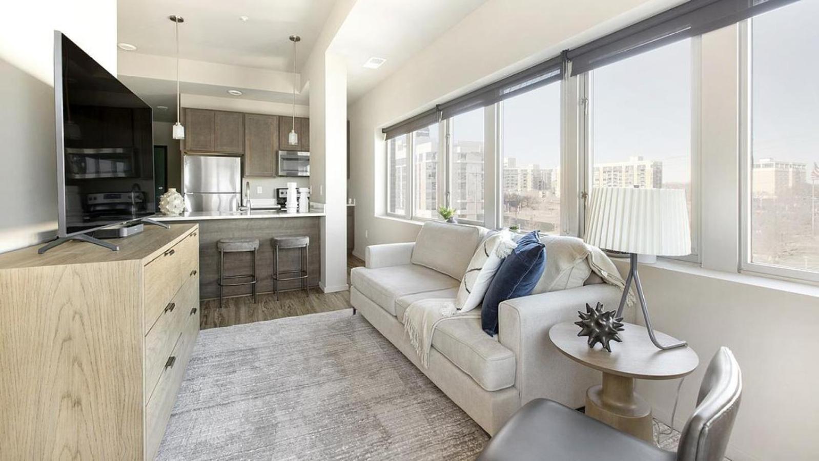 Apartment Landing Modern With Amazing Amenities *