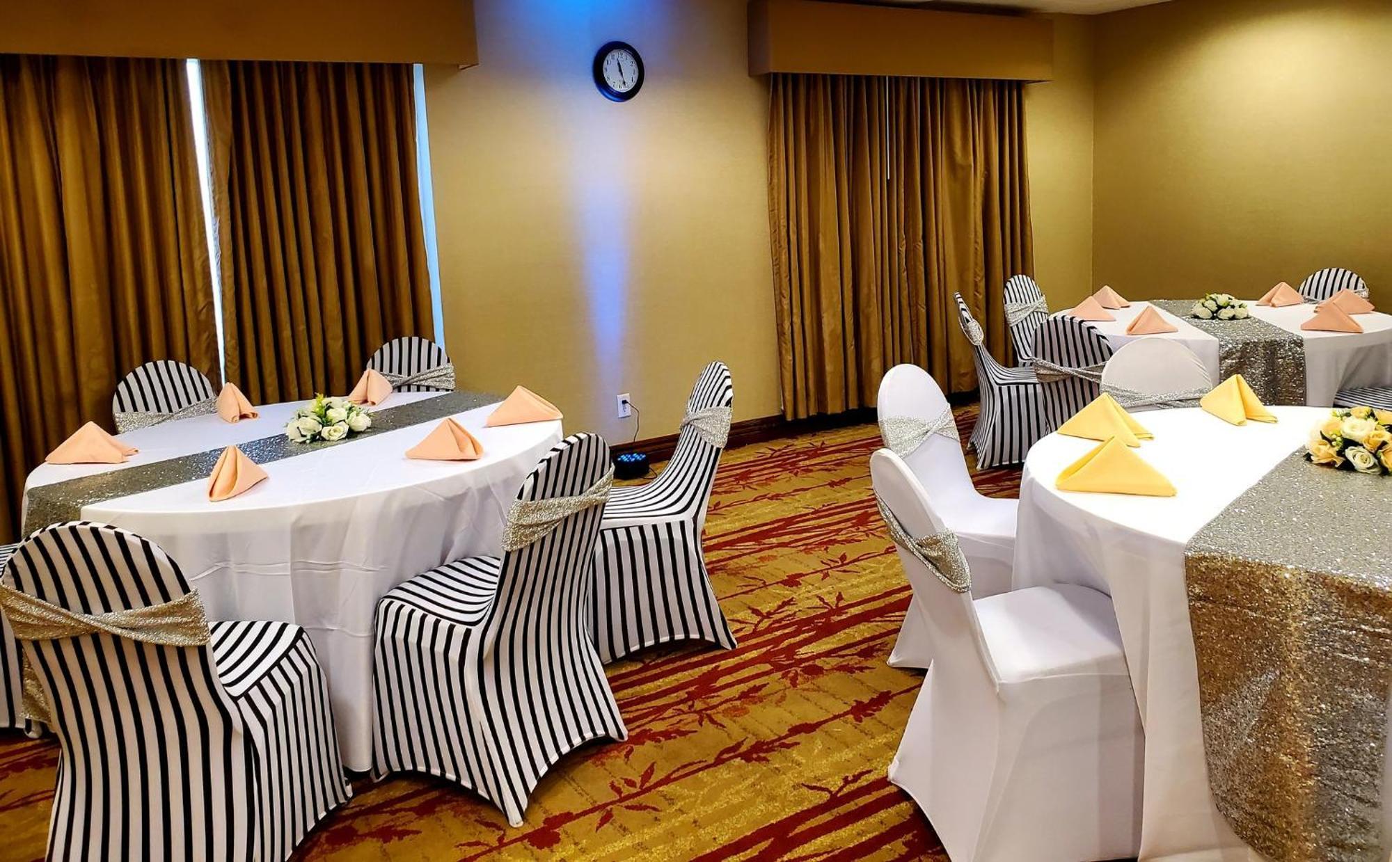 Express & Cherry Hills By Ihg Omaha