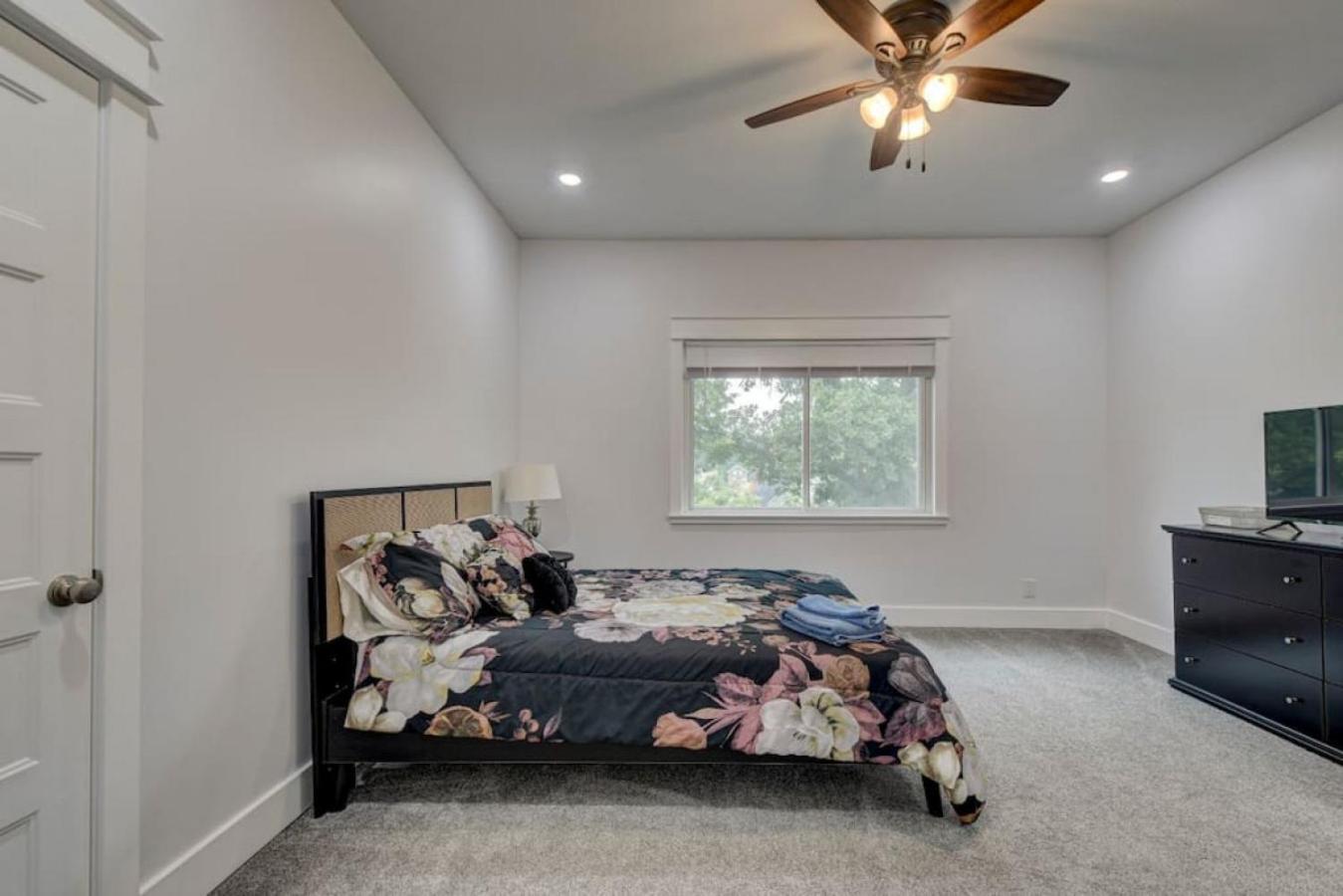 Villa New 1890 Craftsman 5br 4ba *