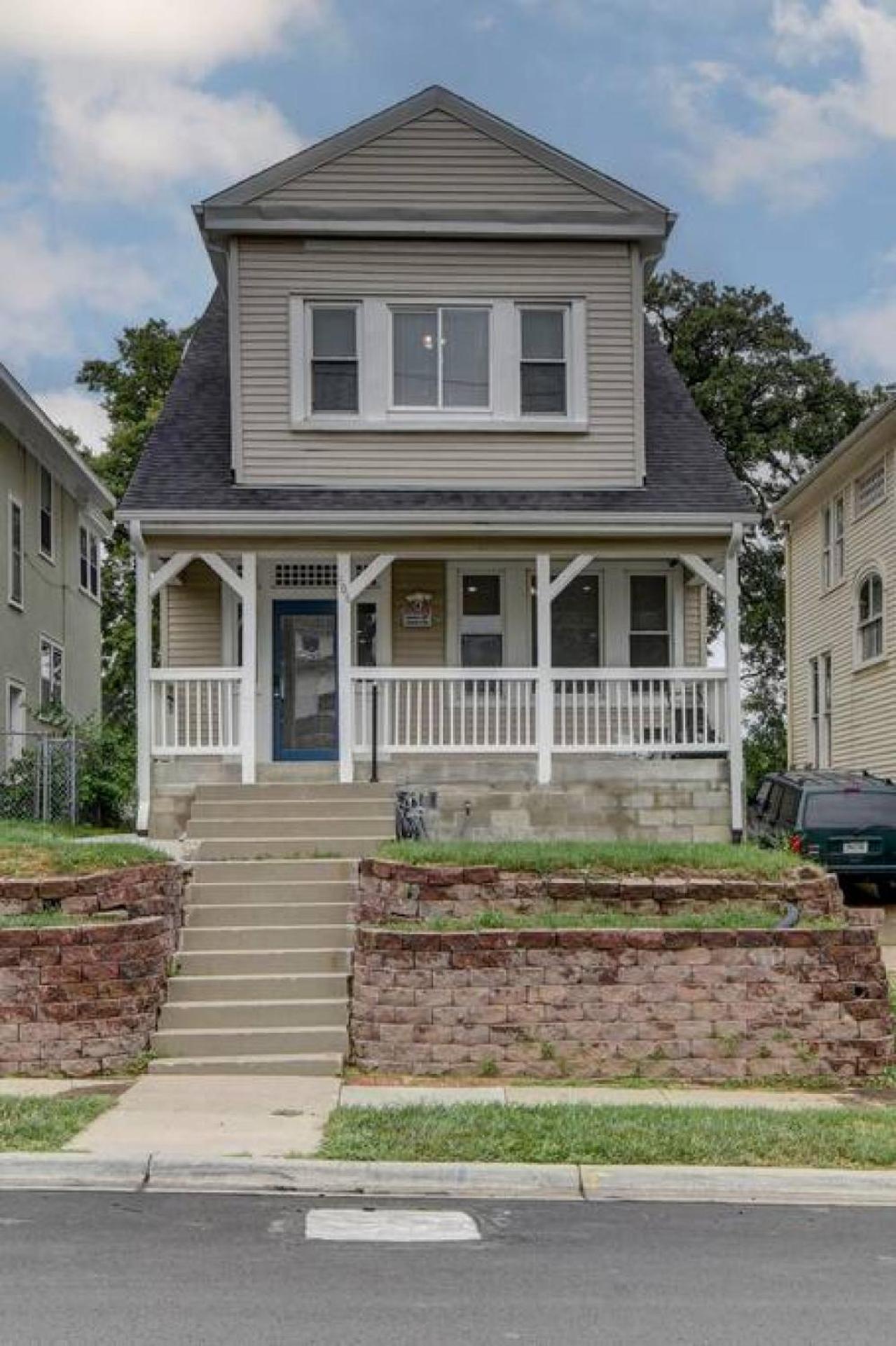 Villa New 1890 Craftsman 5br 4ba