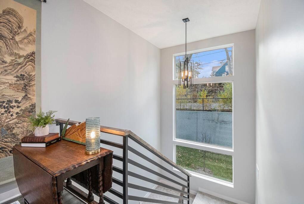 Luxurious Midtown Retreat With Elevator Access Apartment