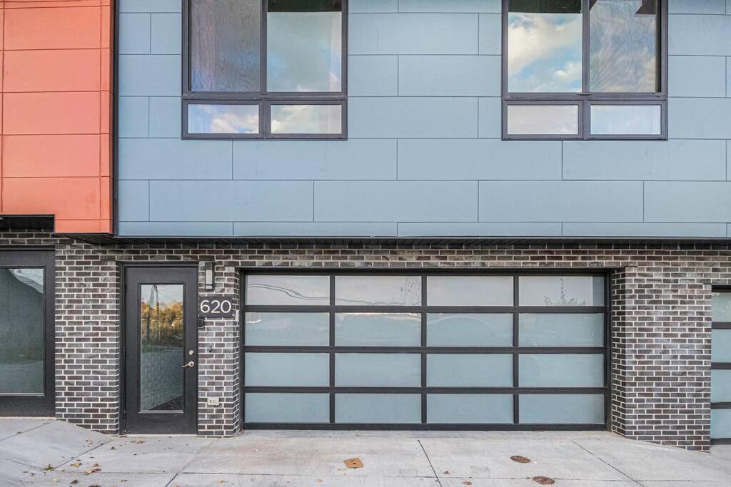 Luxurious Midtown Retreat With Elevator Access Apartment Omaha