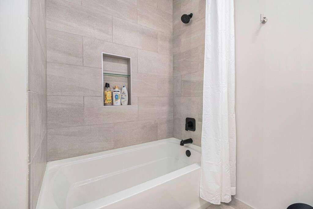 Luxurious Midtown Retreat With Elevator Access Apartment Omaha