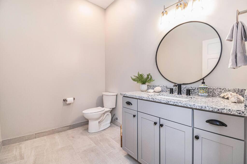 Luxurious Midtown Retreat With Elevator Access