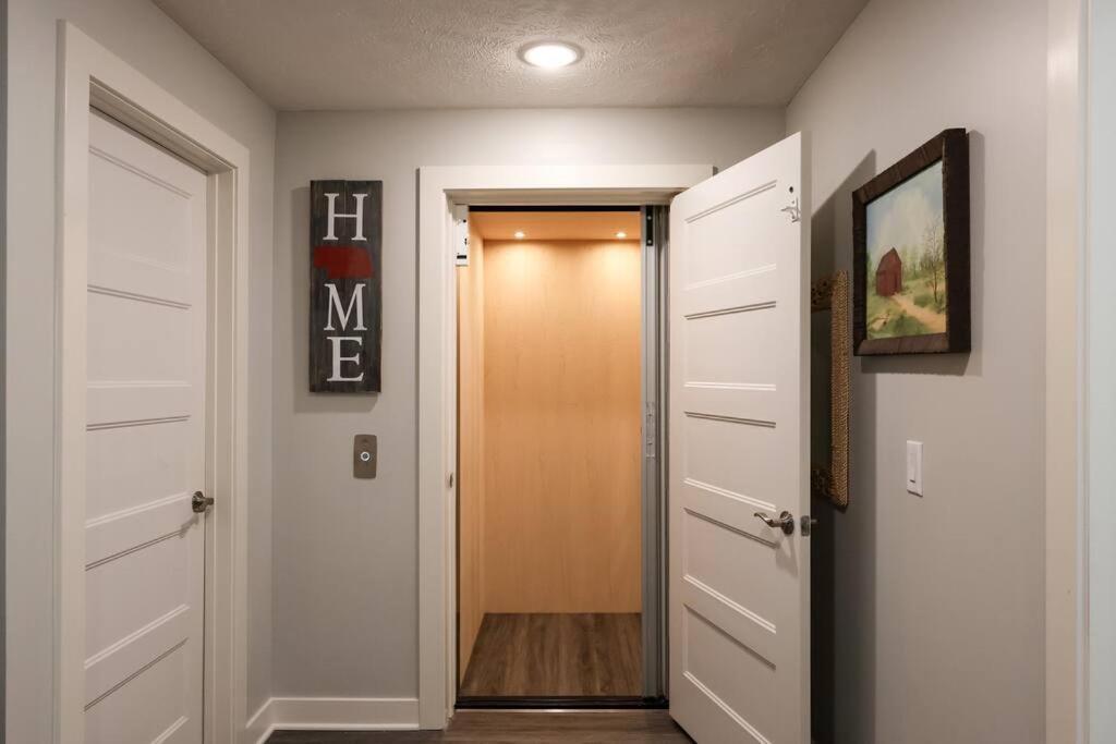 Apartment Luxurious Midtown Retreat With Elevator Access