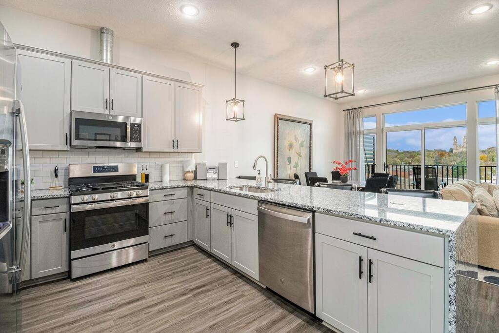 Apartment Luxurious Midtown Retreat With Elevator Access *