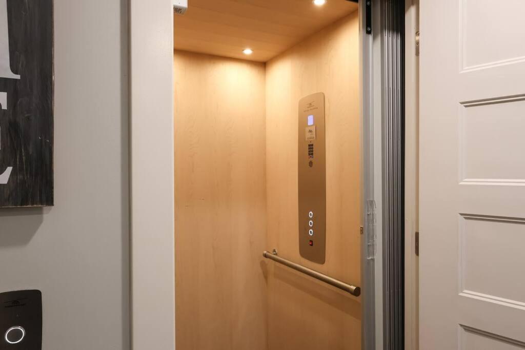 Luxurious Midtown Retreat With Elevator Access Apartment Omaha
