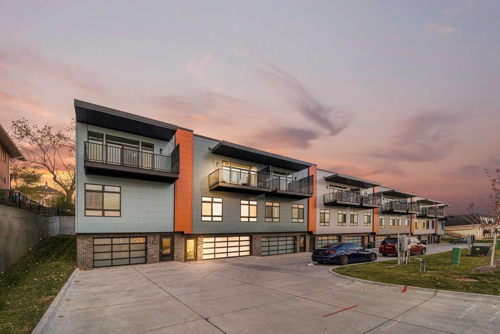 Luxurious Midtown Retreat With Elevator Access *