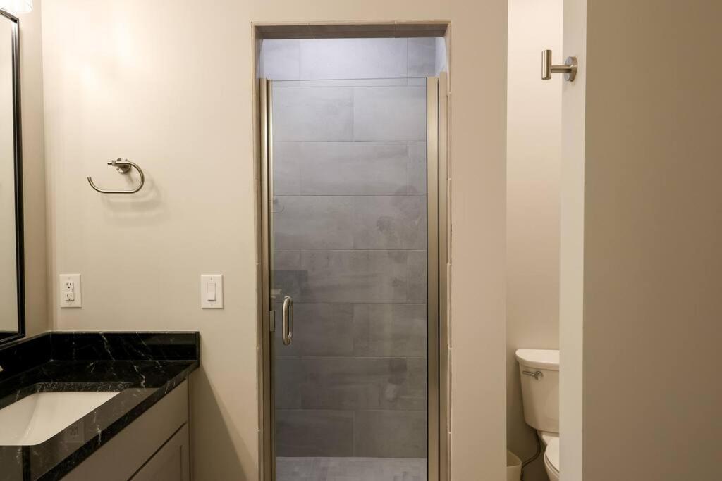 Luxurious Midtown Retreat With Elevator Access Apartment