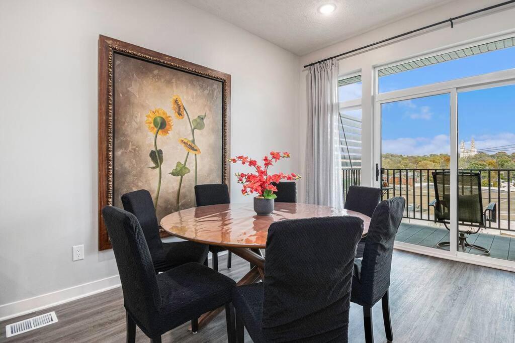 Luxurious Midtown Retreat With Elevator Access Apartment Omaha