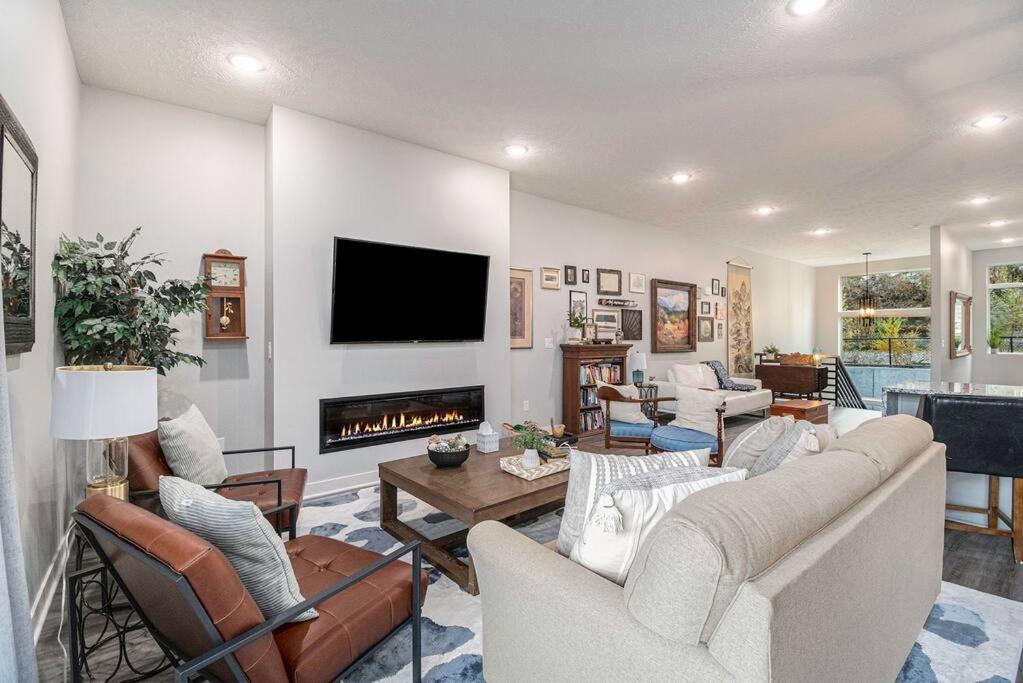 Luxurious Midtown Retreat With Elevator Access