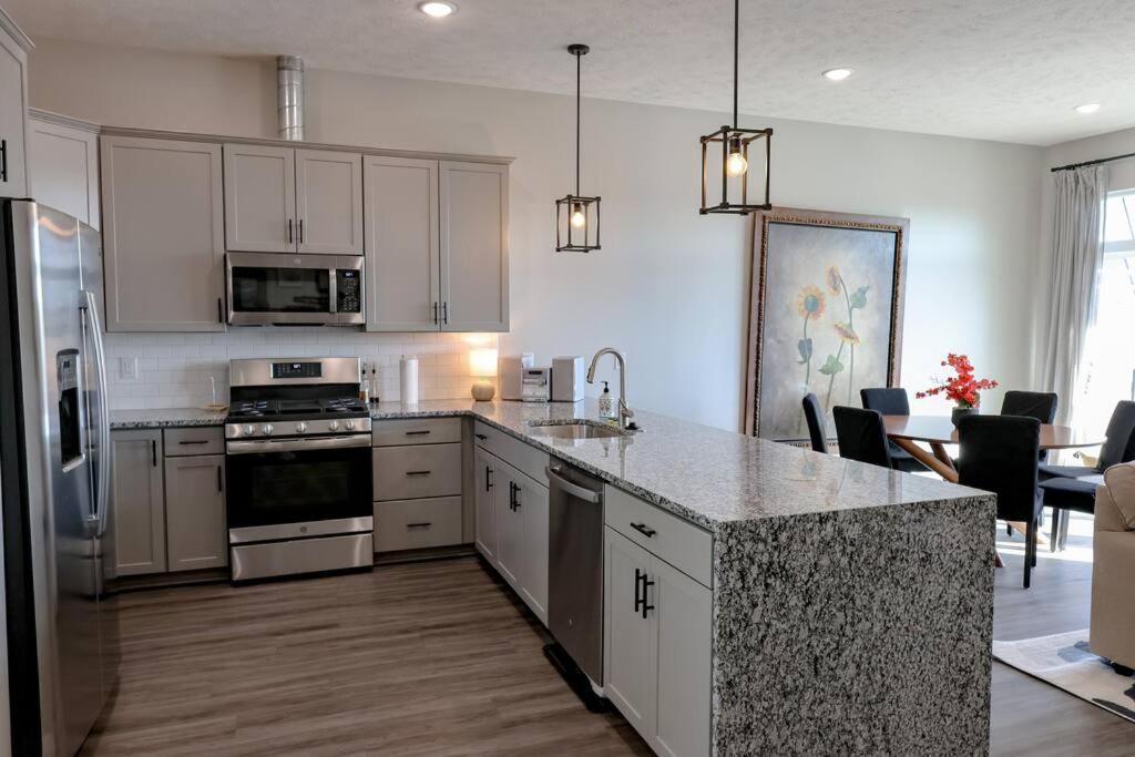Luxurious Midtown Retreat With Elevator Access Apartment