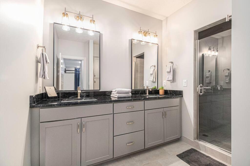 Luxurious Midtown Retreat With Elevator Access Apartment