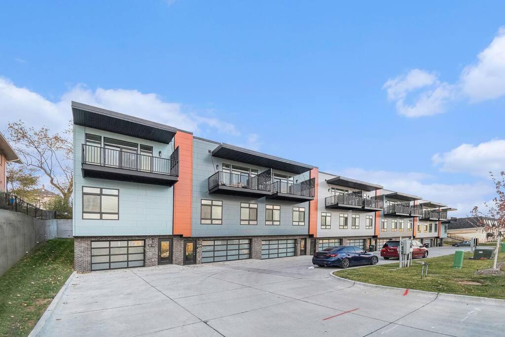 Luxurious Midtown Retreat With Elevator Access Apartment Omaha