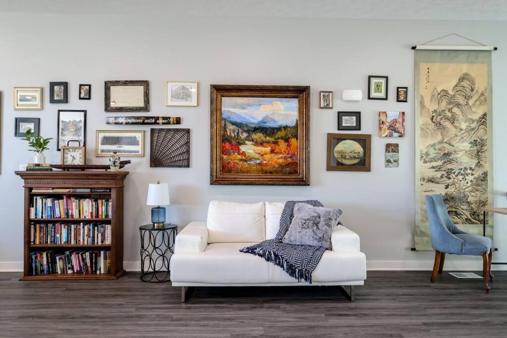 Luxurious Midtown Retreat With Elevator Access *