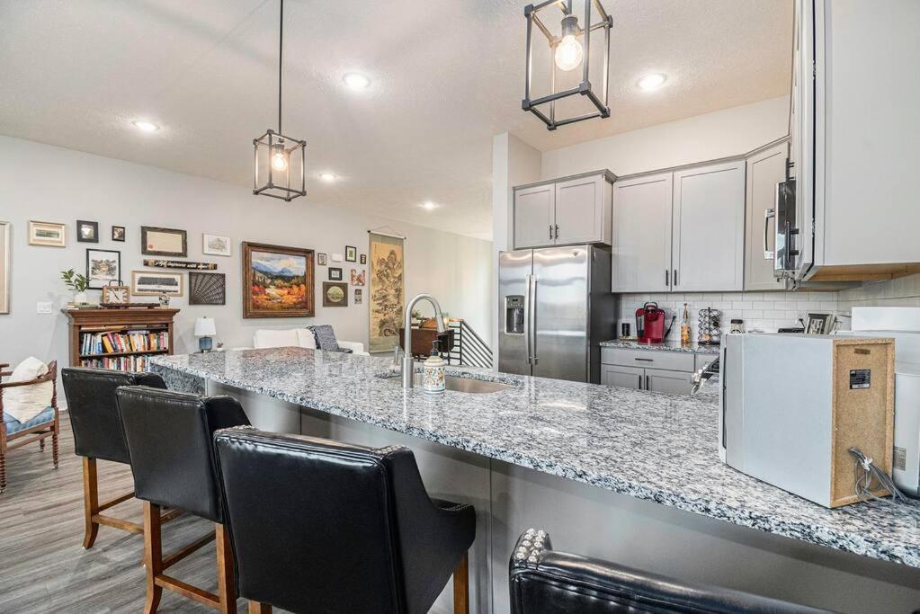 Apartment Luxurious Midtown Retreat With Elevator Access