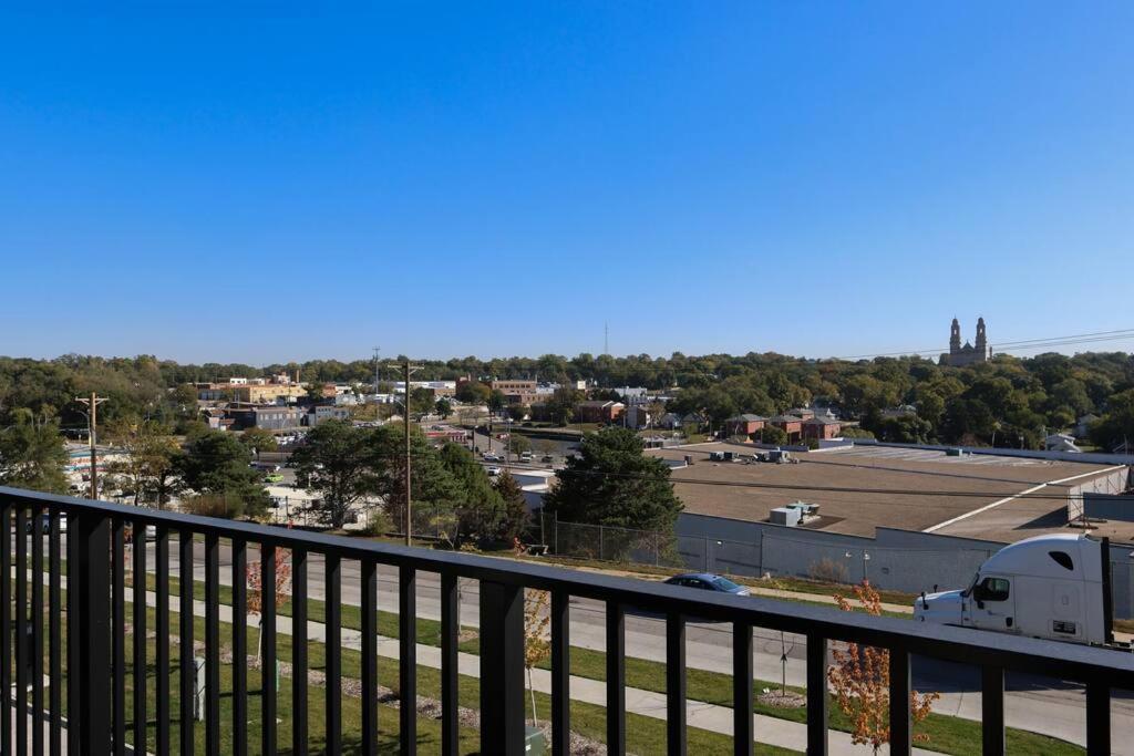 Apartment Luxurious Midtown Retreat With Elevator Access Omaha