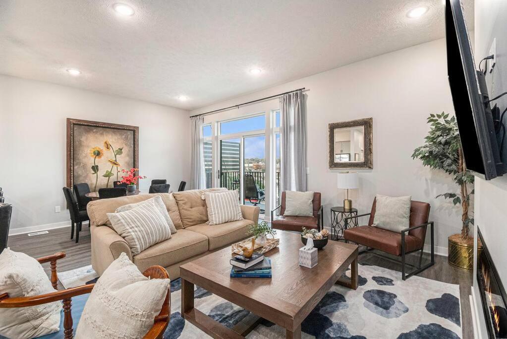 Luxurious Midtown Retreat With Elevator Access