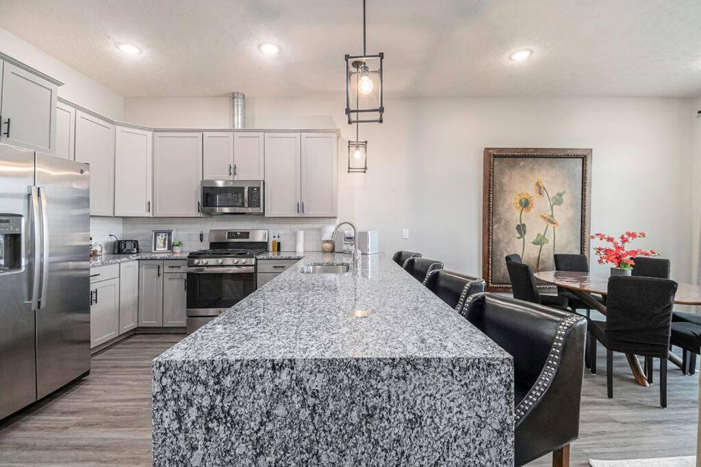Luxurious Midtown Retreat With Elevator Access Apartment *