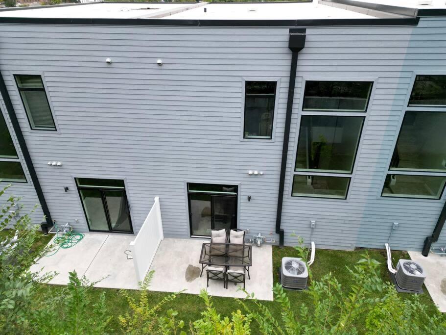 Luxurious Midtown Retreat With Elevator Access Apartment