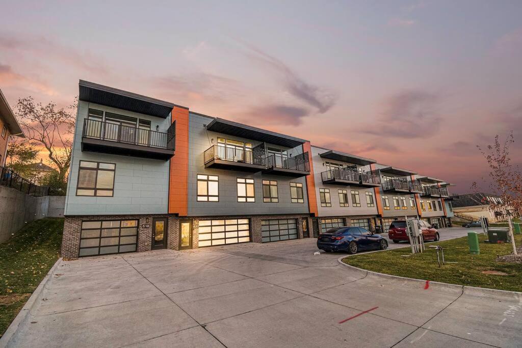 Luxurious Midtown Retreat With Elevator Access *
