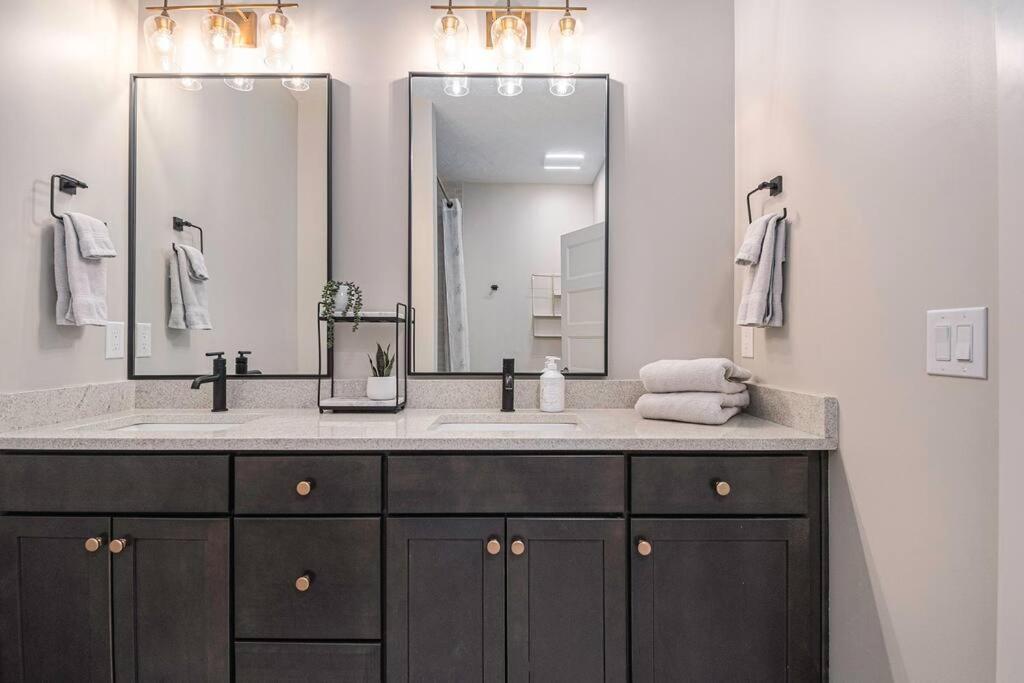Luxury - Hot Tub - Views Apartment Omaha