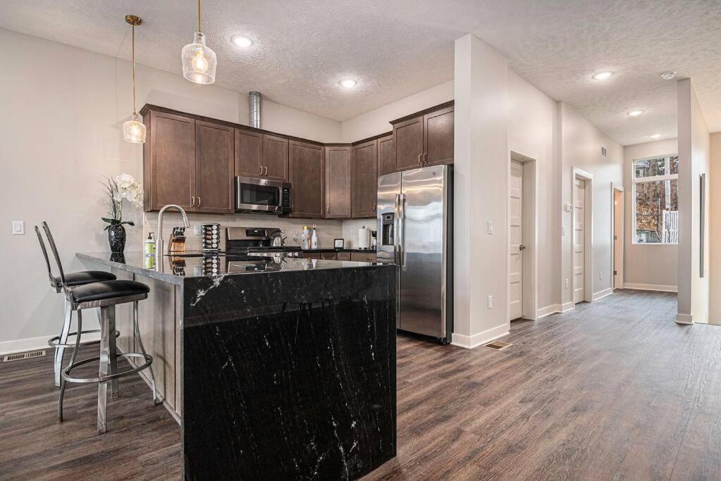 Luxury - Hot Tub - Views Apartment Omaha