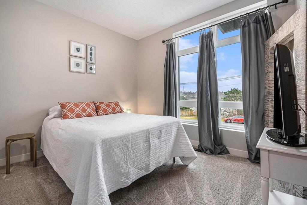 Luxury - Hot Tub - Views Apartment Omaha