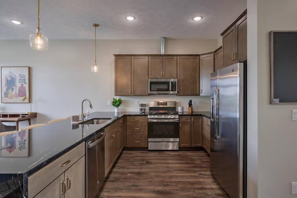 Luxury 3-bedroom Townhome - Spectacular Views Apartment *