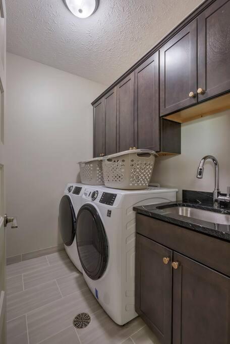 Luxury 3-bedroom Townhome - Spectacular Views * Omaha