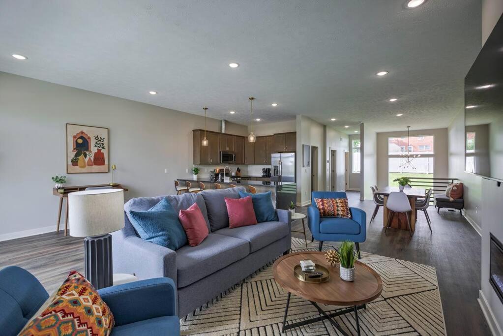 Luxury 3-bedroom Townhome - Spectacular Views Apartment