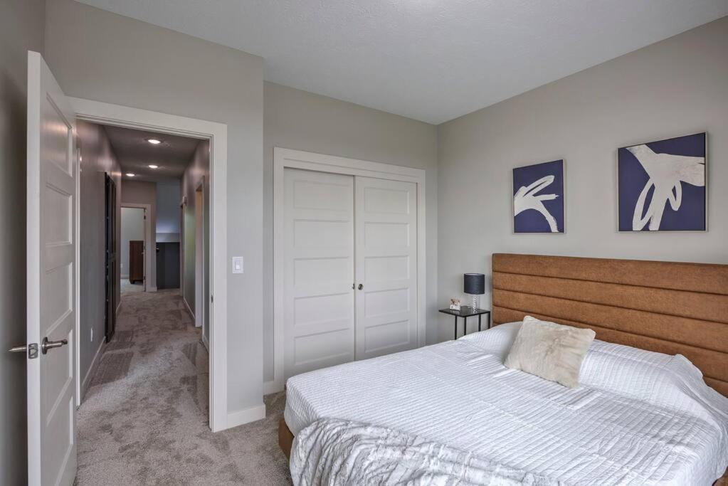 Luxury 3-bedroom Townhome - Spectacular Views Apartment *
