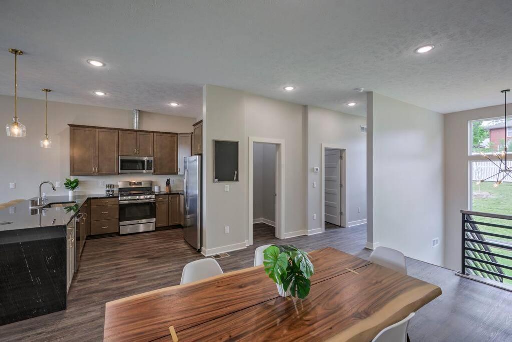 Luxury 3-bedroom Townhome - Spectacular Views Apartment Omaha