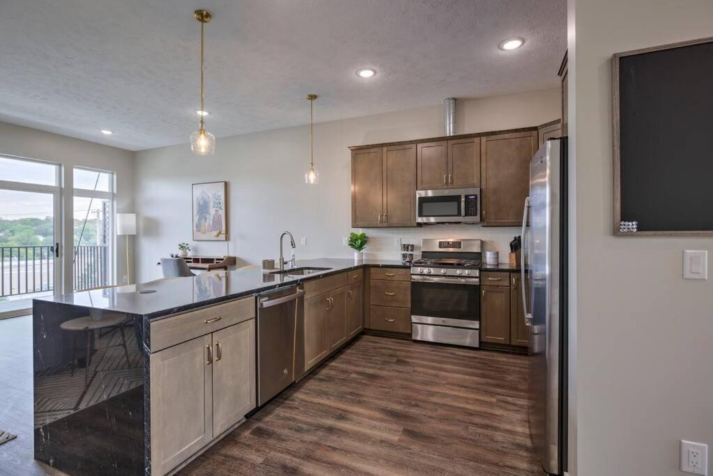 Luxury 3-bedroom Townhome - Spectacular Views * Omaha