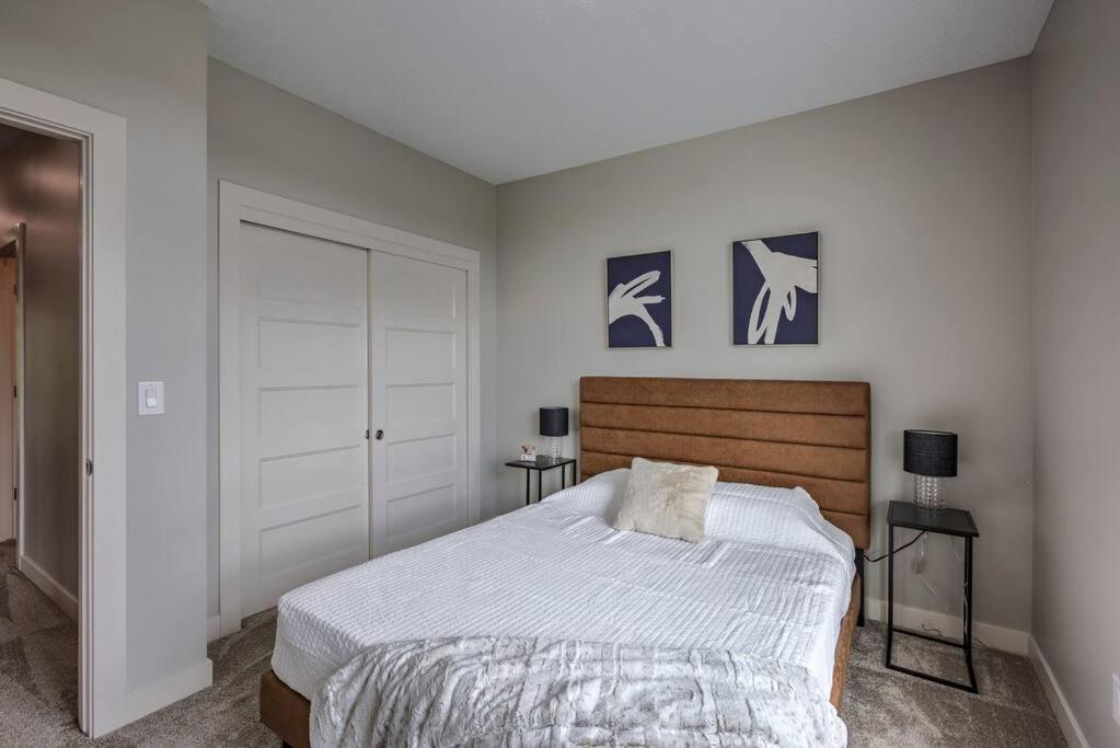 Luxury 3-bedroom Townhome - Spectacular Views Apartment